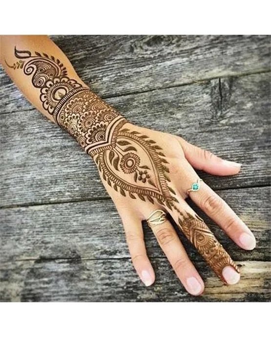 Classy Panel With Curves Featuring Back Hand Mehndi Design